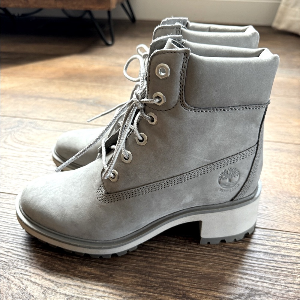 NWOT Timberland healed boots